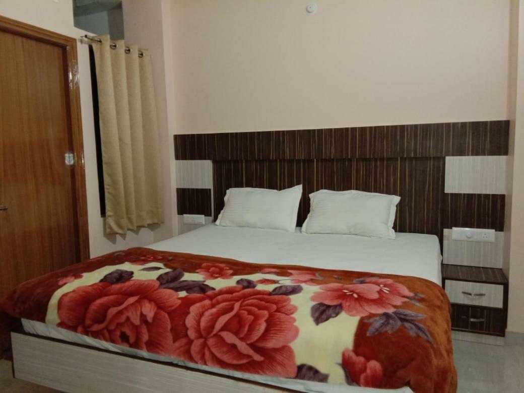 Adb Rooms Hotel De Pal พาราณสี ภายนอก รูปภาพ