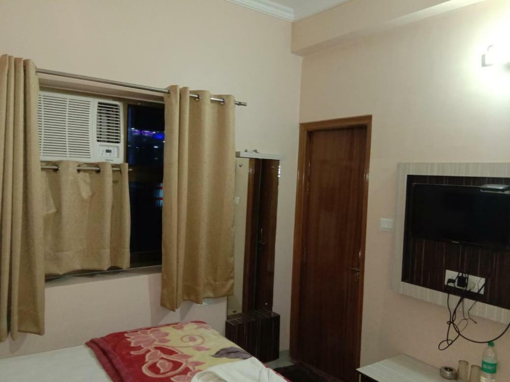 Adb Rooms Hotel De Pal พาราณสี ภายนอก รูปภาพ